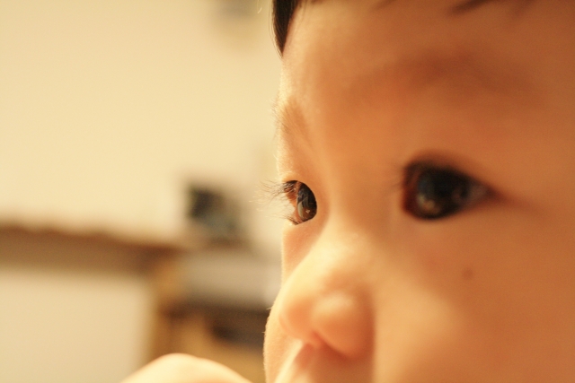 赤ちゃんの目が赤い。充血の原因は病気？