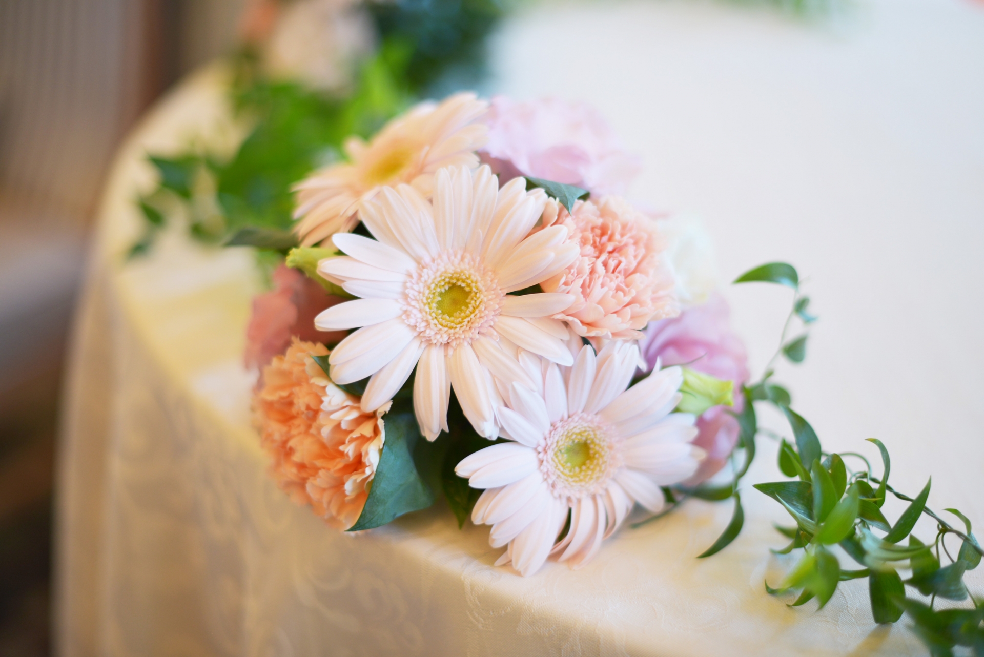 結婚式のテーブルに飾る花で雰囲気が変わる
