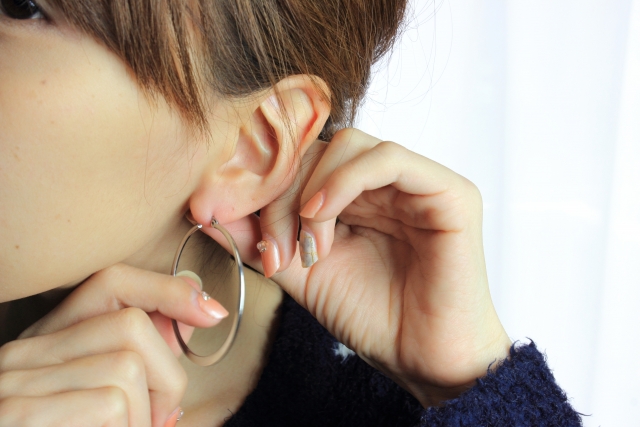 耳の貼るピアス、つぼの部分に貼れば効果がある？！