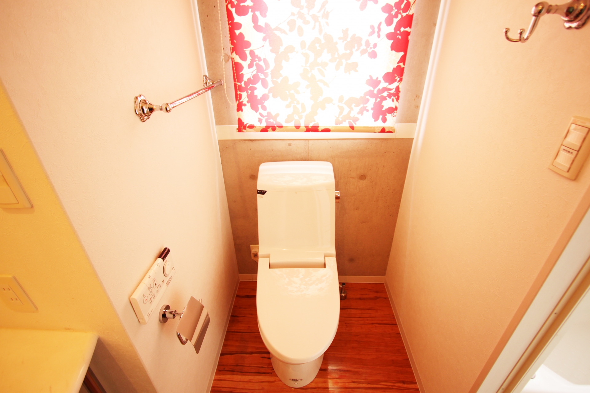 トイレの壁紙を換えたら一気におしゃれ空間に！