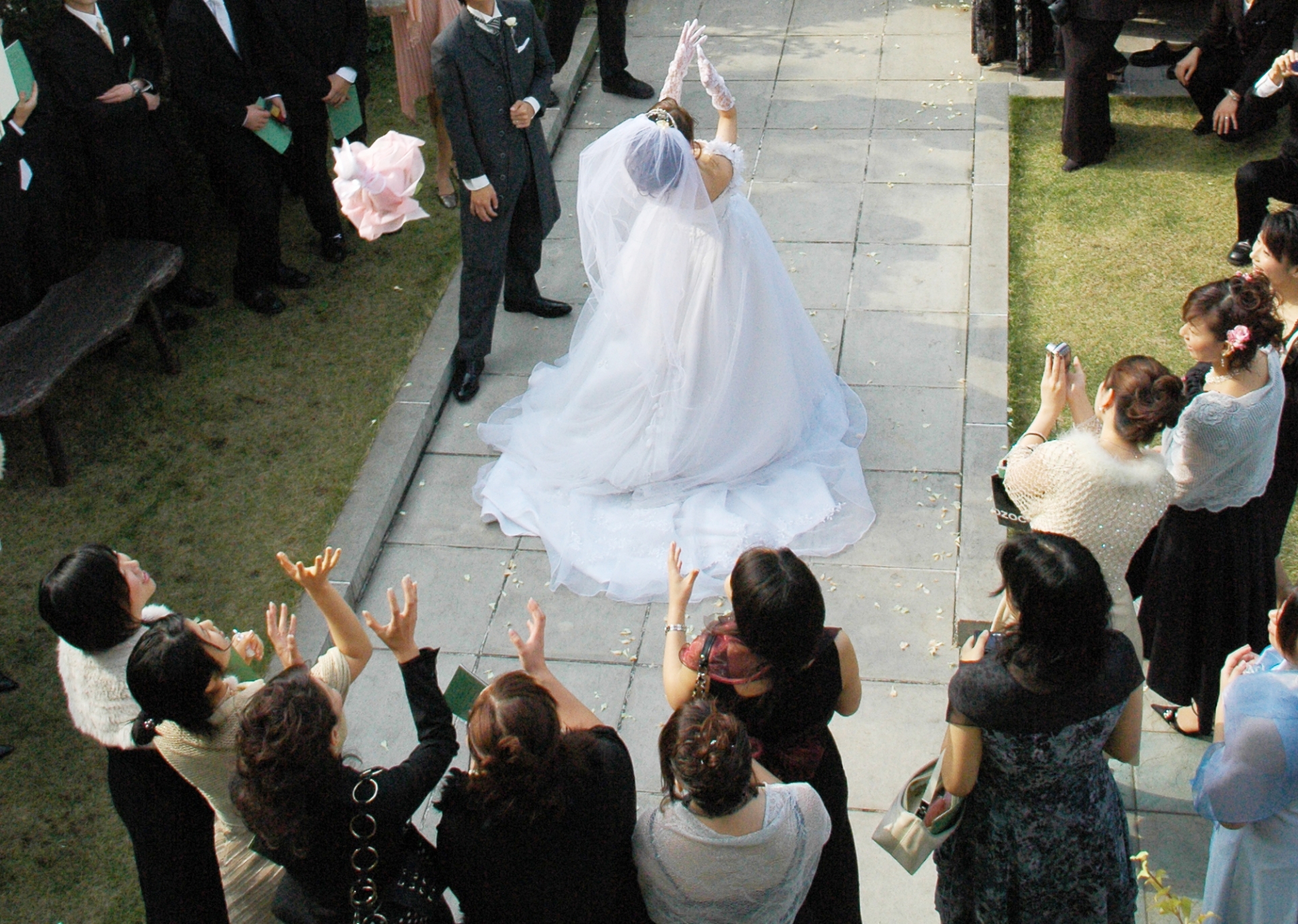 結婚式に参加するのに、ゲストとしてマナーに合ったドレスを　