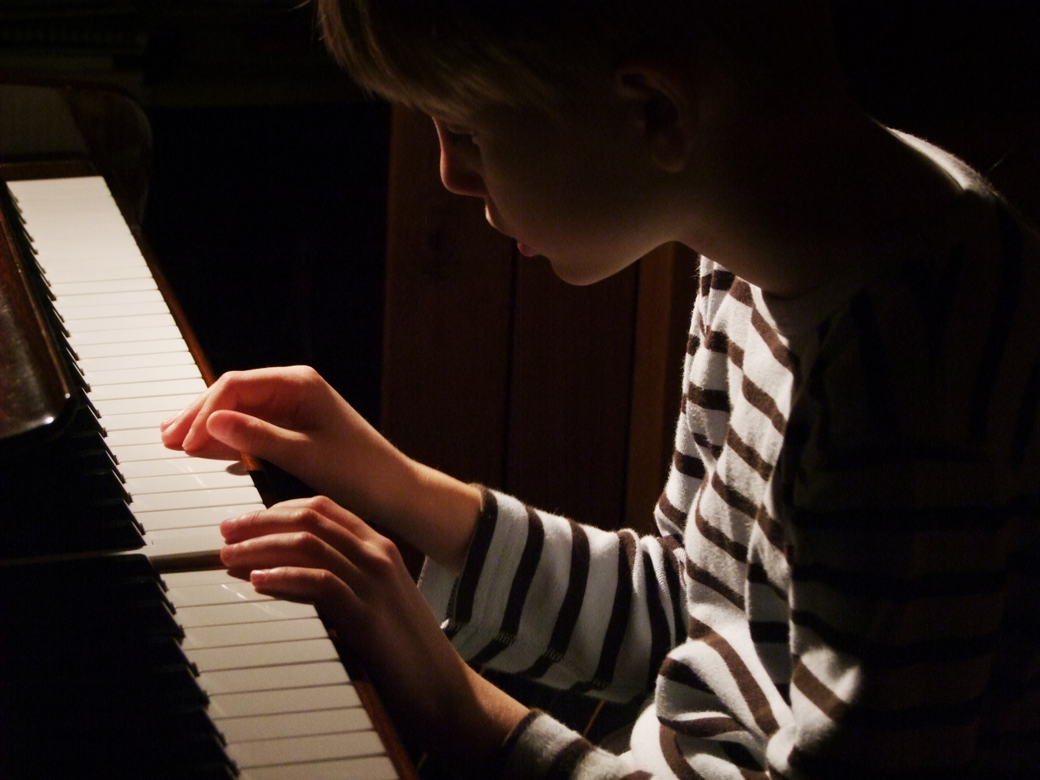 ピアノは習い事の定番ですが果たしてその効果は？