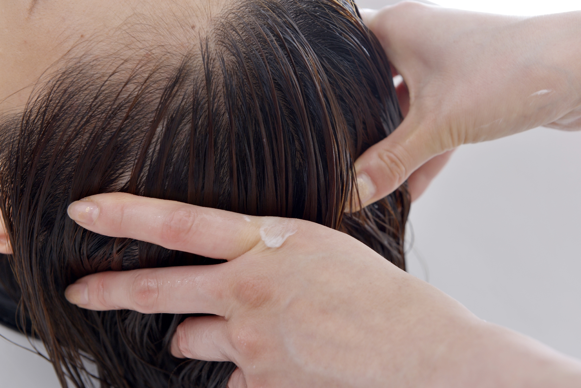 頭皮トラブル！乾燥やかさぶたの原因とケア方法