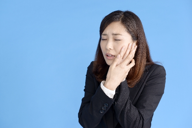 親知らずの抜歯後の腫れや痛み、どうして起きる？