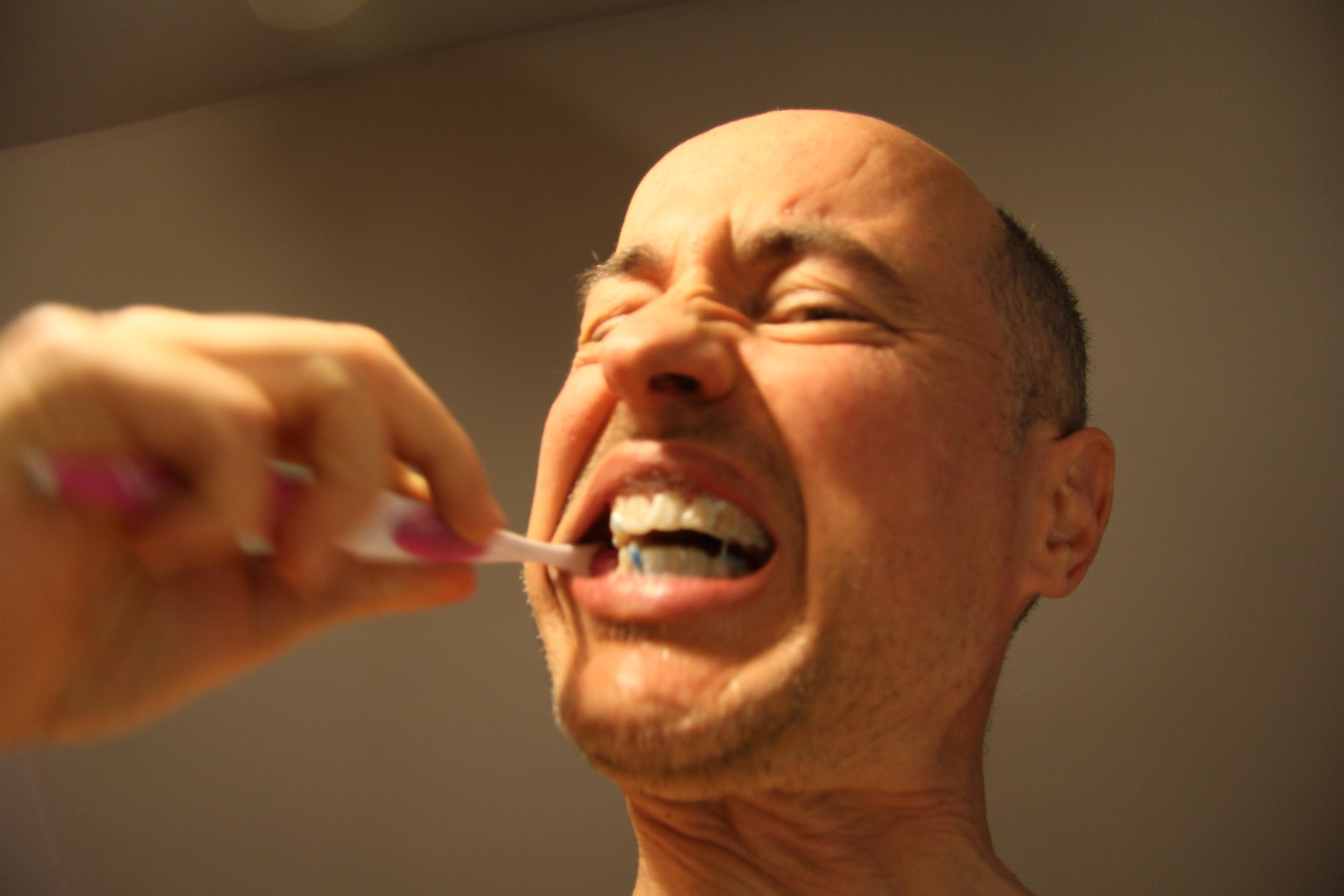 親知らずのところの歯茎がめくれるのは？