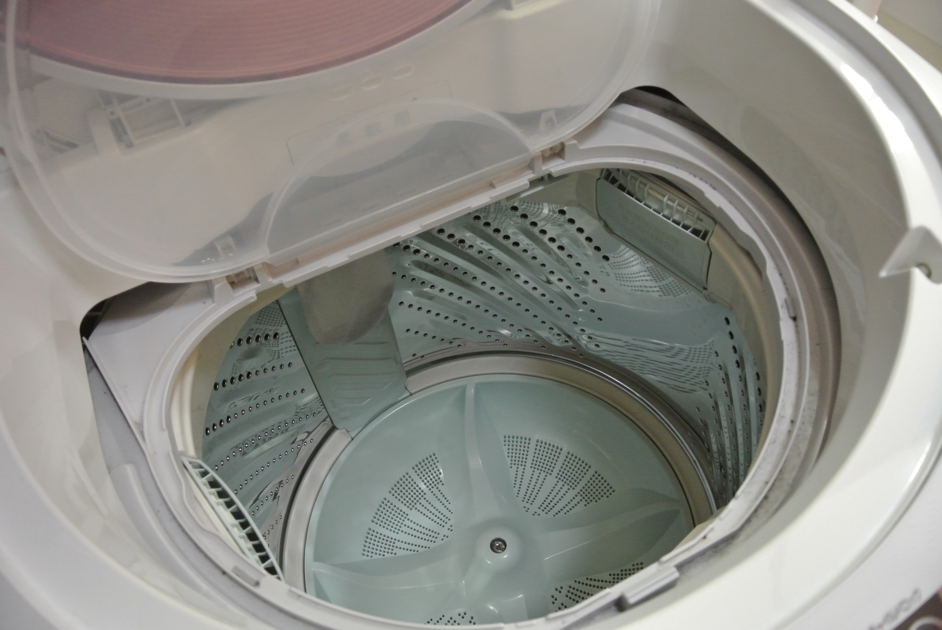 洗濯物に匂いが付着！洗濯機の掃除は重層が安心です。