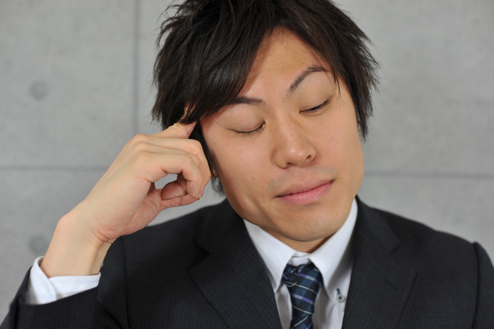 辛い頭痛…右側の耳の上の痛みは後頭部神経痛かも？