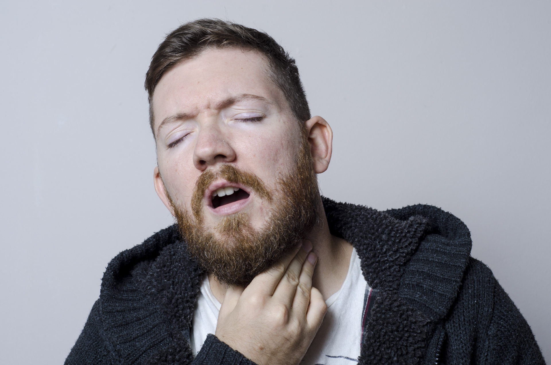 喉に異物感があって息苦しい場合どう対処すればいい？