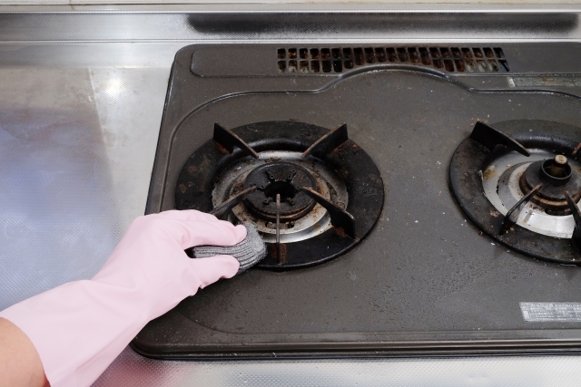 キッチン洗剤では落としにくい油汚れ、どうやって落とす？